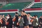广东今日训练氛围认真且轻松 徐昕给徐杰&小胡当陪练练习底角三分