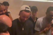 😲塑料袋都签了我滴妈呀！库里给沈阳安静等待的球迷疯狂签名！