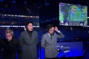 T1夺冠后的LPL解说台画面：三人皆红脸！泽元捂脸 米勒抱头 记得沉默