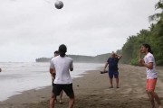 享受生活🏖️！文班亚马度假期间与友人玩起了沙滩足球⚽️