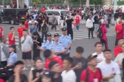 红色海洋魔鬼主场？大量国足球迷已身着红装等待入场