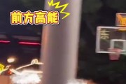 能有多大仇😠男子篮球场内从背后飞脚踹倒女孩 警方已介入处理
