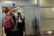 🤣大批中国球迷机场焦急等待中！来个外国人就差点认成欧文