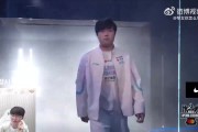 Faker看选手入场：就Keria是正常的 Zeus表情滑稽 guma看起来困了