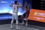 机智如我🤔青岛国信雄鹰球员造犯规不成 将球砸到防守人出界