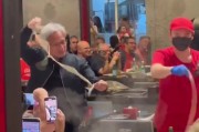 老黄也是手艺人啊！网友偶遇黄仁勋：在美国海底捞