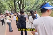 六神猴子！猴王Doinb模仿猴子被抓破胳膊后直道歉
