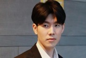 明年复出？Theshy看康康直播，直呼完美 后年练瓦