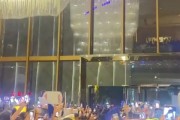 😂海量球迷在酒店等库里 🦊福克斯片叶不沾身地过去了